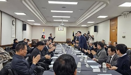 ▲헌정회가 1월 31일 개최한 개헌 관련 각급 단체 대표자 간담회에 참석한 김두관 전 위원이 인사를 하고 있다./이미지=김두관 전 의원 페이스북 갈무리