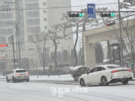 서울 전역에 대설주의보가 발효된 오후 서울 영등포구에 많은 눈이 내리고 있다./이미지=영등포시대
