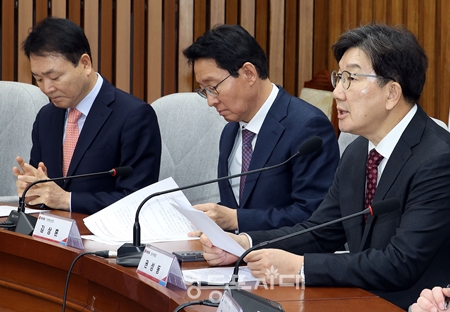 권성동 국민의힘 원내대표(오른쪽)가 2월 10일 국회에서 열린 K-방산 수출 지원을 위한 당정협의회에 모두 발언에서 ‘방위산업의 중요성’을 강조하고 있다. Ⓒ영등포시대