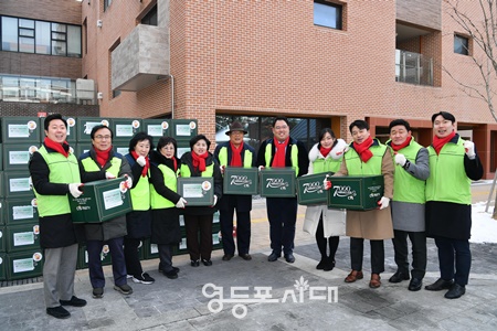 ▲서울시의회 국민의힘 원내대표단이 11일 취약계층을 위한 미라클박스 배부 봉사활동을 하고 있다./이미지=서울시의회 제공