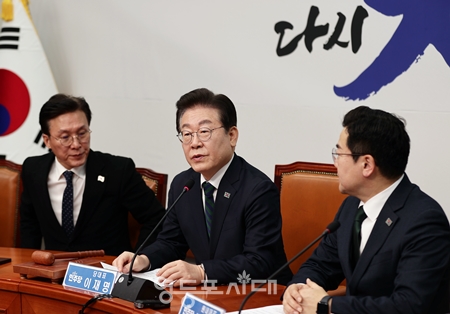 ▲이재명 대표(가운데)가 2월 12일 국회에서 열린 최고위원회의 모두 발언에서 “국민의힘이 여당인지 야당인지, 아니면 제가 말씀드렸던 '산당'인지 잘 구분이 안 됐다”라고 비판하고 있다. Ⓒ영등포시대