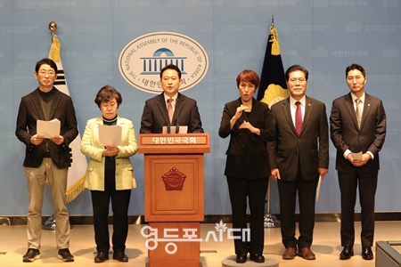 ▲국회 법제사법위원회 소속 국민의힘 위원들이 12일 국회 소통관에서 민주당의 명태균 특검법 강행 처리에 대한 규탄 기자회견을 하고 있다. 왼쪽부터 주진우 의원, 조배숙 의원, 장동혁 의원, 수어통역사, 송석준 의원, 박준태 의원. ©김정현 기자
