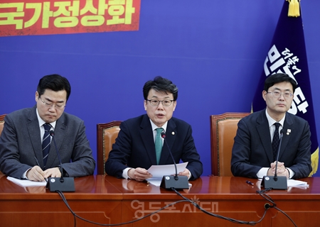 ▲진성준 정책위의장(가운데)이 2월 23일 “국민의 힘은 민주당이 하는 것이라면 무조건 반대하겠다 하는 생각을 걷고 정년 연장 공론화에 나설 것”을 촉구하고 ‘국회 정년 연장 특별위원회 설치를 제안하고 있다. Ⓒ영등포시대 