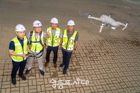 ▲서울시설공단 직원들이 드론을 이용해 도로시설물 안전점검을 실시하고 있다./이미지=서울시 제공