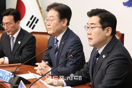 ▲박찬대 더불어민주당 원내대표가 17일 서울 여의도 국회에서 열린 최고위원회의에서 발언하고 있다. ©김정현 기자