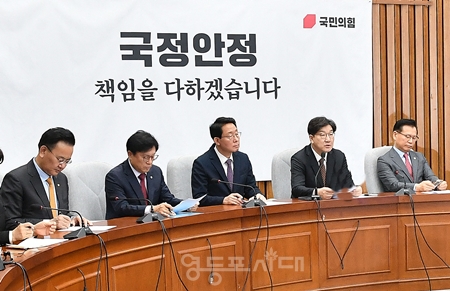 ▲김상훈 국민의힘 정책위의장(가운데)이 18일 국회에서 열린 원내대책회의 모두 발언에서 17일 국회 산자중기위 산업통상자원특허소위를 통과한 3법에 관해 설명하고 있다. Ⓒ영등포시대 