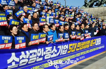 ▲중소상인·중소기업 단체들은 민주당 을지로위원회·소상공인위원회와 시민사회 등이 18일 국회 본청 앞에서 가진 기자회견에서 5대 민생입법 과제를 발표하고 조속한 통과를 강력히 촉구하고 있다. Ⓒ영등포시대