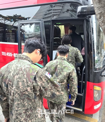 ▲예비군들이 영등포구에서 운영하는 예비군 훈련장 수송버스에 탑승하고 있다./이미지=영등포구 제공