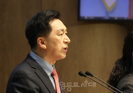 ▲김기현 국민의힘 의원이 2월 19일 국회 소통관에서 기자회견을 열고 헌법재판소를 향해 “난폭한 재판을 거듭하고 있다”라고 비판하고 있다. Ⓒ영등포시대 