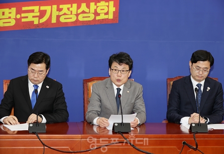 ▲진성준 정책위의장(가운데)이 20일 국회에서 열린 정책조정회의 모두 발언에서 “국정협의회 첫 회의는 불확실성으로 흔들리는 신인도를 관리할 메시지도 전달해야 하는 그런 자리다”라고 강조하고 있다. Ⓒ영등포시대 