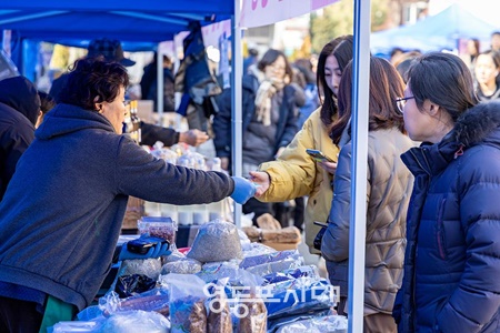 ▲구청 앞 광장에서 열리는 상생장터(구 어울림장터) 모습./이미지=영등포구 제공