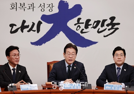 ▲이재명 대표(가운데)가 21일 국회에서 열린 최고위원회의 모두 발언에서 국민의 힘을 향해 “국정에 대해서 아무 정책을 내지 않고 야당이 하자는 거 반대만 하면 그게 무슨 여당이겠냐?”라며 투명하고 능동적인 집권당의 정책을 촉구하고 있다. Ⓒ영등포시대 