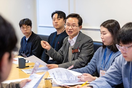 ▲최호권 영등포구청장이 여의동에서 진행한 청년 소통 ‘원테이블 투어’에서 발언하고 있다. /이미지=영등포구 제공