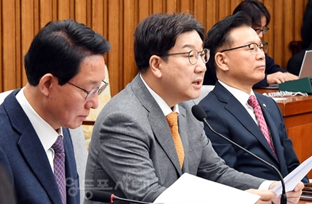 ▲권성동 원내대표(가운데)가 2월 25일 국회에서 열린 원내대책회의 모두 발언에서 “민주당 이재명 대표가 정말 중도 보수를 하고 싶다면, 실천으로 증명해야 한다”라고 촉구하고 있다. Ⓒ 영등포시대