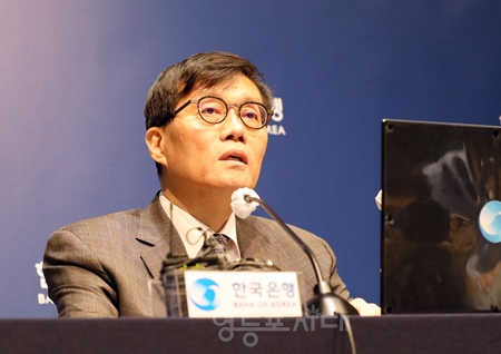 ▲이창용 한국은행 총재가 2월 25일 기준금리 인하를 결정한 후 기자 간담회 모두 발언에서 “대외 여건을 살펴보면 세계 경제는 미국 관세 정책 등의 영향으로 성장의 하방 위험이 확대되고 물가 경로의 불확실성이 증대되었다”라며 기준금리 인하 결정의 배경을 밝히고 있다. Ⓒ영등포시대