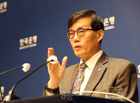 ▲이창용 한국은행 총재가 모두 발언을 마친 후 기자들의 질문에 답하고 있다. Ⓒ영등포시대