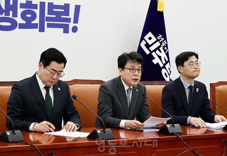 ▲진성준 민주당 정책위의장(가운데)이 3월 4일 국회에서 열린 원내대책회의 모두 발언에서 “추경 대상 범위 확대”를 강조하고 있다. Ⓒ영등포시대