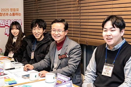 ▲최호권 영등포구청장이 청년과 소통하는 원테이블 투어에 참석해 있다. ©영등포구 제공