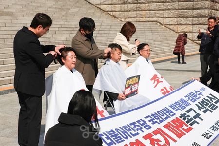 ▲더불어민주당 전진숙·박홍배·김문수 의원(왼쪽부터)이 11일 서울 여의도 국회 본청 계단 앞에서 윤석열 조기 파면을 촉구하며 삭발하고 있다. ©전진숙의원실 제공 