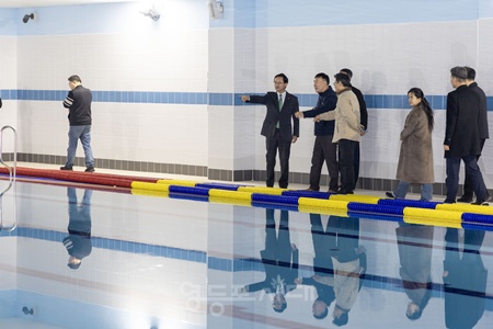 ▲최호권 영등포구청장이 10일 구민들과 함께 5월 말 개관 예정인 신길문화체육도서관을 방문, 현장을 점검하고 있다.©영등포구 제공