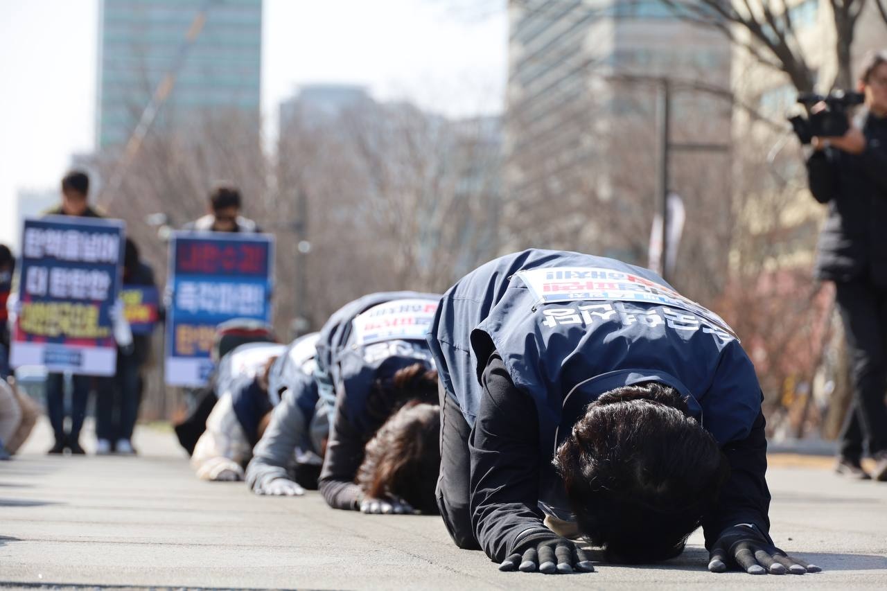 ▲김선민 조국혁신당 대표 권한대행과 대변인단이 13일 서울 종로구 광화문 이순신 장군 동상 앞에서 헌법재판소까지 삼보일배를 하고 있다. ⓒ조국혁신당 제공