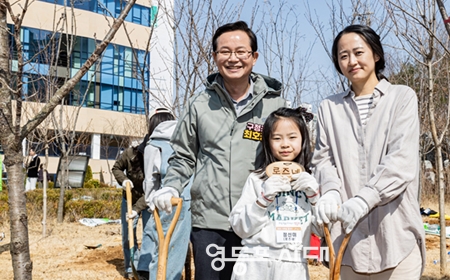 ▲최호권 영등포구청장(왼쪽)이 3월 14일 오후, 어울숲 근린공원에서 열린 ‘제80회 식목일 나무심기 행사’에 참석한 구민과 기념사진을 찍고 있다./이미지=영등포구 제공