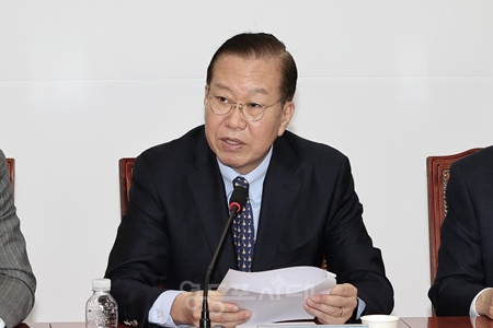 ▲권영세 국민의힘 비대위원장이 17일 서울 여의도 국회에서 열린 비상대책위원회의에서 발언하고 있다. ©김정현 기자