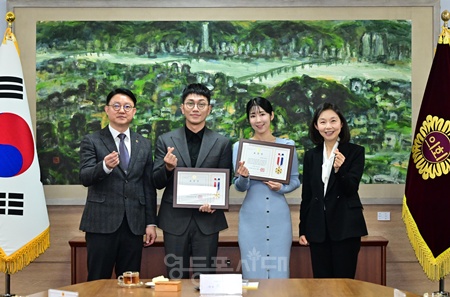 ▲최호정 서울시의회 의장(오른쪽 끝)이 지난 14일 서울시의회 본관에서 개그맨 김경욱씨와 방송인 후지타 사유리에게 의장표창을 수여하고 김춘곤 시의원(왼쪽 끝)과 함께 기념촬영을 하고 있다. ©서울시의회 제공