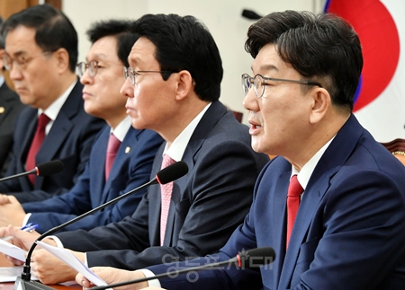 ▲권성동 원내대표가 3월 18일 국회에서 열린 원내대책회의 모두 발언에서 “부동산 세제에 대해 새로운 패러다임의 접근이 필요하다”라며 “부동산 자금이 지방으로 유입될 수 있도록 통로를 만들어 주어야 한다”라고 강조하고 있다. Ⓒ영등포시대