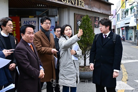 ▲최호정 서울시의회 의장이 3월 18일 보행환경 개선을 추진하고 있는 서대문구 연희맛로 일대 민원 현장을 방문, 보행환경을 살피고 있다. ©서울시의회