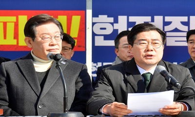 ▲박찬대 더불어민주당박찬대(오른쪽)가 19일 서울 종로구 경복궁역 부근 광화문 민주당 천막농성장에서 열린 현장 최고위원회의에서 발언하고 있다. 왼쪽은 방탄복을 입은 이재명 대표. ⓒ김정현 기자