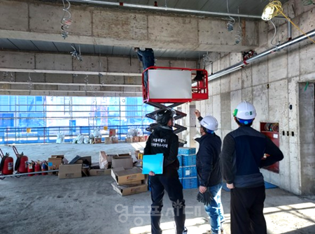 ▲소방특별사법경찰관이 건설현장에서 관계인 교육을 실시하고 있다. ©서울시 제공