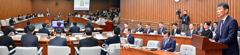 ▲국회 정무위원회는 3월 18일 국회에서 전체 회의를 열고 기업회생절차에 들어간 홈플러스 사태와 삼부토건 조사에 관한 긴급 현안 질의를 개최한 가운데 이복현 금융감독위원장(오른쪽)이 기관 보고를 하고 있다. Ⓒ영등포시대 하고 있다. (오른쪽) Ⓒ영등포시대