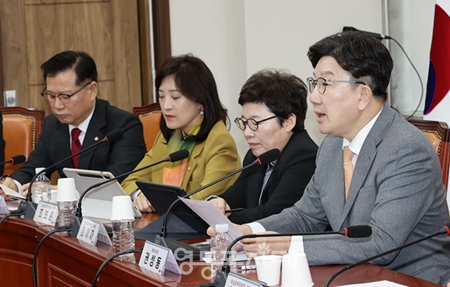 ▲권성동 국민의힘 원내대표(오른쪽)가 3월 20일 국회에서 열린 비상대책위원회 모두 발언에서 민주당이 법사위 소위에서 김건희 상설특검법과 마약 수사 외압 의혹 상습 특검법을 처리한 것에 대해 강하게 비판하고 있다. Ⓒ영등포시대 