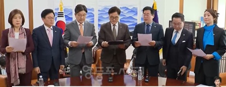 ▲우원식 국회의장과 권성동 국민의힘 원내대표, 박찬대 더불어민주당 원내대표가 20일 의장실에서 국민연금 개혁안을 합의한 뒤 발표하고 있다. ©TV화면 캡처