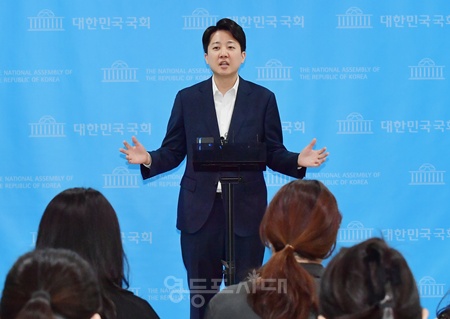 ▲이준석 개혁신당 의원이 24일 서울 여의도 국회 소통관에서 국민연금법 개정안 관련 기자회견을 한 뒤 기자들의 질문에 답하고 있다. ©김정현 기자