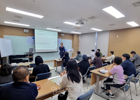 ▲주석봉 영등포구 제2스포츠센터 부장이 21일 제2스포트센터 문화강좌실에서 센터 이용 회원과 지역 주민 15명을 대상으로 ‘서울 도성 시간 여행’이라는 주제로 역사 강의를 하고 있다. ©영등포구시설관리공단 제공