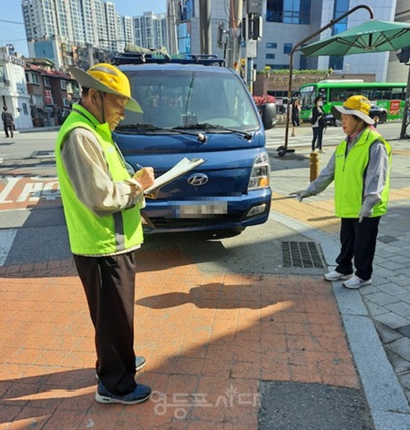 ▲어르신들이 어린이 안전을 위해 주차질서 안내활동을 하고 있다. ⓒ영등포구 제공