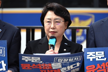 ▲김선민 조국혁신당 대표 권한대행이 25일 헌법재판소 앞에서 열린 헌법재판소의 존재 이유를 묻는다 기자회견에서 발언하고 있다. ©조국혁신당 제공