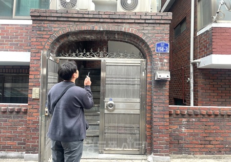 ▲영등포구 관계자가 불법 건축물의 현장점검을 실시 하고 있다. ©영등포구 제공