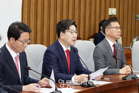 ▲권성동 원내대표(가운데)가 4월 1일 국회에서 열린 원내대책회의 모두 발언에서 “헌법 재판관들의 판단을 있는 그대로 존중하여 조속히 결론을 도출하길 바란다”라고 밝히고 있다. Ⓒ영등포시대