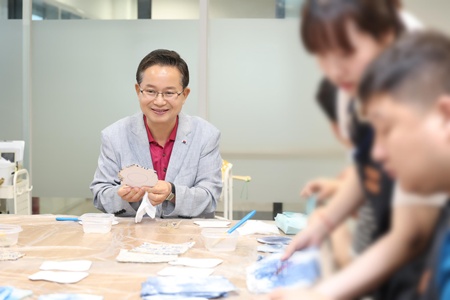 ▲최호권 영등포구청장이 구 발달장애인 평생교육센터에서 공예수업을 함께하고 있다. ⓒ영등포구 제공