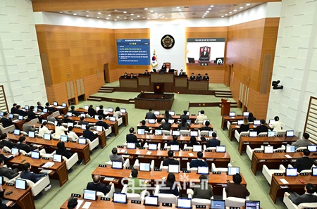 ▲서울시의회는 대형산불 피해사고 복구 지원을 위한 안건을 처리하기 위해 4월 3일 제329회 임시회 본회의를 개회한다. 최호정 서울시의회 의장이 지난 2월 18일 열린 제328회 임시회 개회식에서 개회사를 하고 있다. ⓒ영등포시대