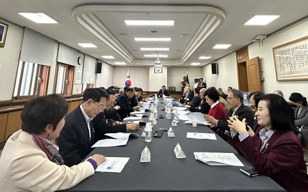 ▲헌정회가 3월 31일 헌정회 본회의실에서 제3차 운영위원회를 개최하고 있다./이미지=헌정회 홈페이지 갈무리 