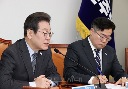 ▲이재명 대표(왼쪽)가 7일 국회에서 열린 최고위원회의 모두 발언에서 “개헌도 중요하지만, 내란 극복이 훨씬 더 중요한 과제라는 데 초점을 맞춰 주시기를 부탁드린다”라며 개헌에 대한 반대의 뜻을 분명하게 밝히고 있다. Ⓒ영등포시대 