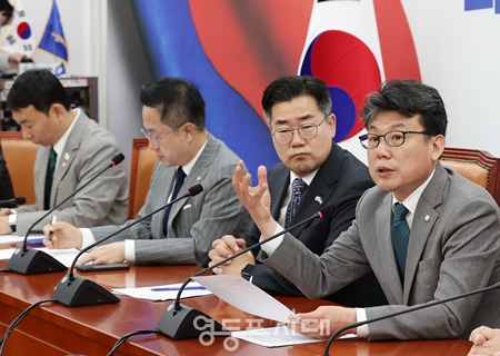 ▲진성준 정책위의장(오른쪽)이 4월 8일 국회에서 열린 최고위원회의 모두 발언에서 “법규에 따라 ‘정당정책협의회’를 열 것”을 정부에 공식 제안하고 있다. Ⓒ영등포시대