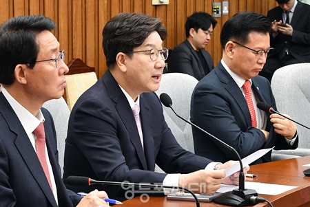 ▲권성동 원내대표(왼쪽에서 두 번째)가 4월 8일 국회에서 열린 원내대책회의 모두 발언에서 “전 세계가 관세전쟁에 돌입했다. 가장 먼저 흔들린 것은 금융 시장이다”라며 “특단의 조치가 시급하다”라고 강조하고 있다. ⓒ영등포시대