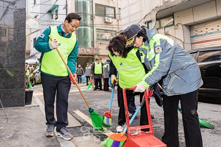 ▲최호권 영등포구청이 주민들과 함께 대림동 골목을 청소하고 있다. ⓒ영등포구 제공