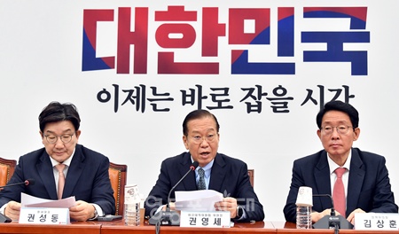 ▲권영세 국민의힘 비상대책위원장(가운데)이 10일 서울 여의도 국회에서 열린 비상대책위원회의에서 발언하고 있다. ⓒ김정현 기자