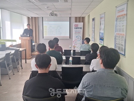 ▲서울지방병무청 관계자가 10일 4~5월 입영을 앞둔 취업맞춤특기병을 대상으로 병역이행설명회를 실시하고 있다. ⓒ서울지방병무청 제공